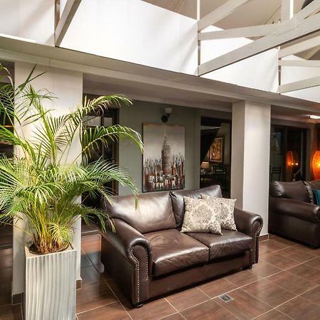 Lala Dene Lodge Bloemfontein Buitenkant foto