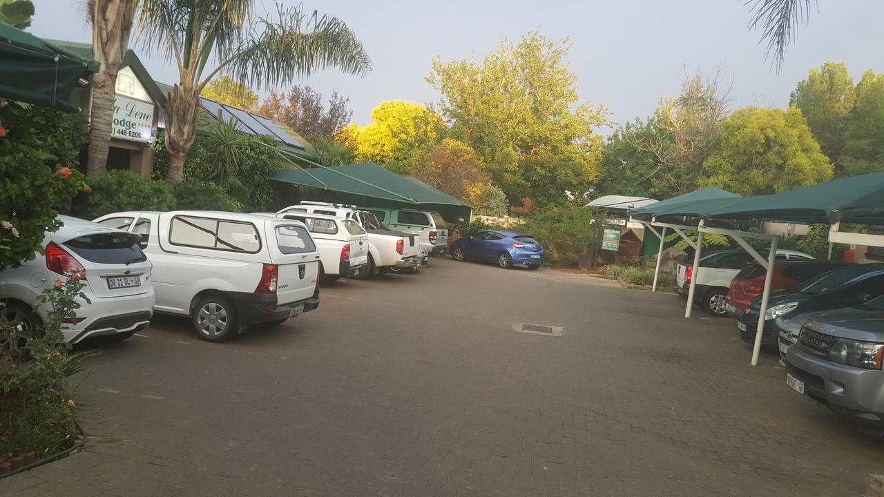 Lala Dene Lodge Bloemfontein Buitenkant foto