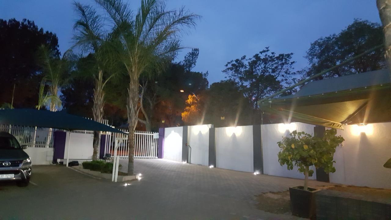 Lala Dene Lodge Bloemfontein Buitenkant foto