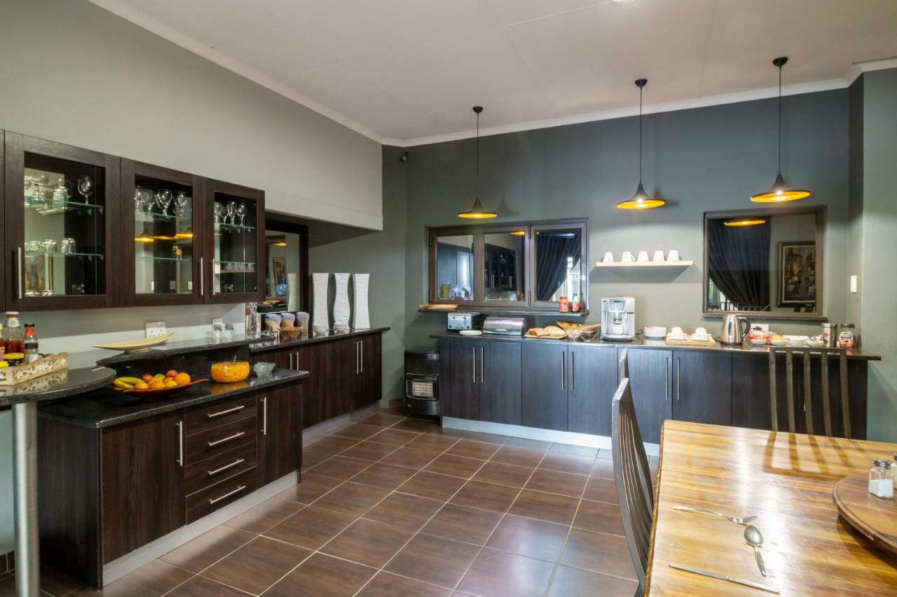 Lala Dene Lodge Bloemfontein Buitenkant foto