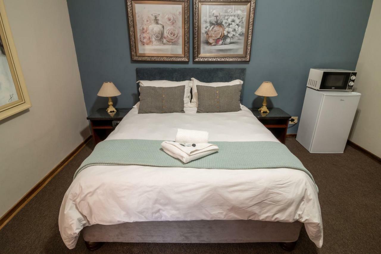 Lala Dene Lodge Bloemfontein Buitenkant foto