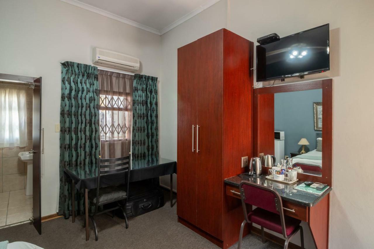 Lala Dene Lodge Bloemfontein Buitenkant foto