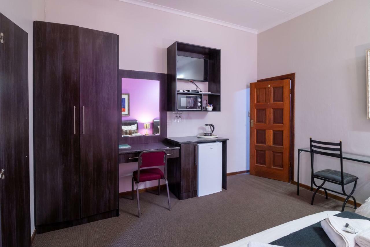 Lala Dene Lodge Bloemfontein Buitenkant foto