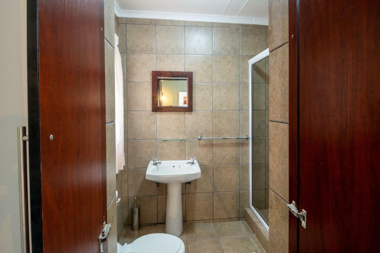 Lala Dene Lodge Bloemfontein Buitenkant foto