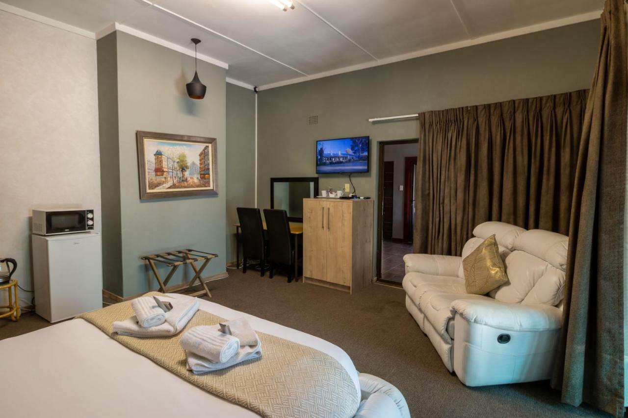 Lala Dene Lodge Bloemfontein Buitenkant foto
