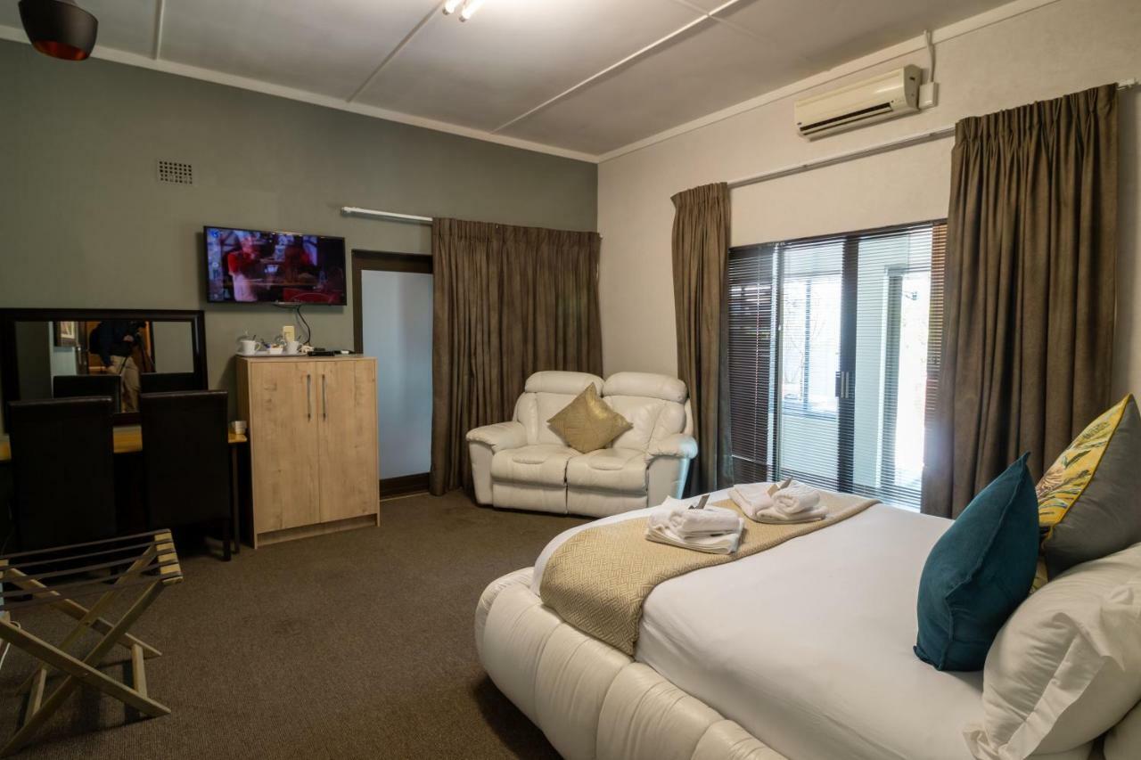 Lala Dene Lodge Bloemfontein Buitenkant foto